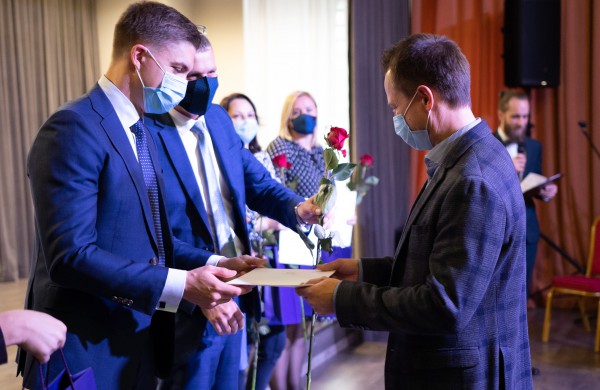 Profesinės dienos išvakarėse pagerbti ilgamečiai savivaldos darbuotojai