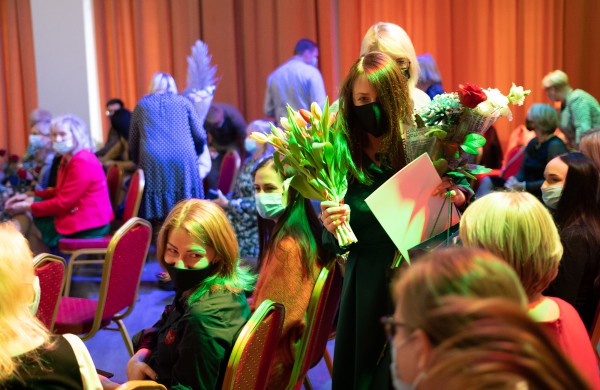 Profesinės dienos išvakarėse pagerbti ilgamečiai savivaldos darbuotojai