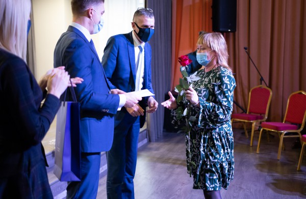 Profesinės dienos išvakarėse pagerbti ilgamečiai savivaldos darbuotojai