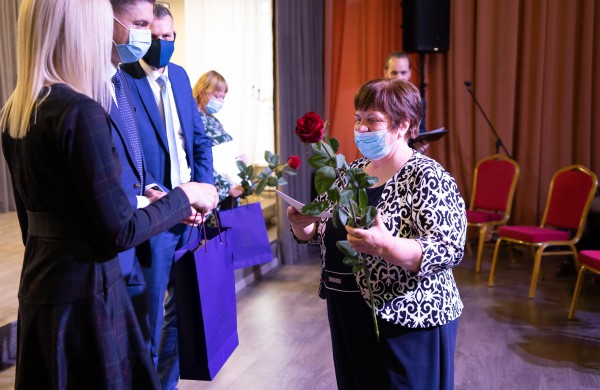 Profesinės dienos išvakarėse pagerbti ilgamečiai savivaldos darbuotojai