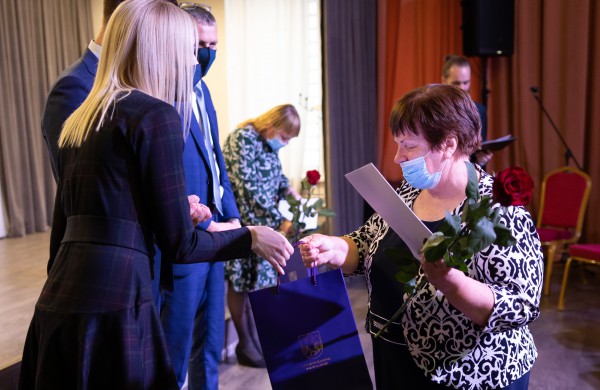 Profesinės dienos išvakarėse pagerbti ilgamečiai savivaldos darbuotojai