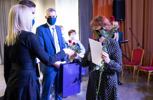 Profesinės dienos išvakarėse pagerbti ilgamečiai savivaldos darbuotojai