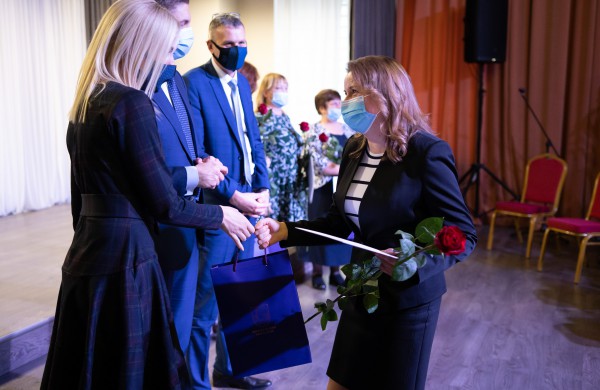 Profesinės dienos išvakarėse pagerbti ilgamečiai savivaldos darbuotojai