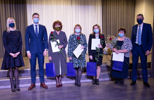Profesinės dienos išvakarėse pagerbti ilgamečiai savivaldos darbuotojai