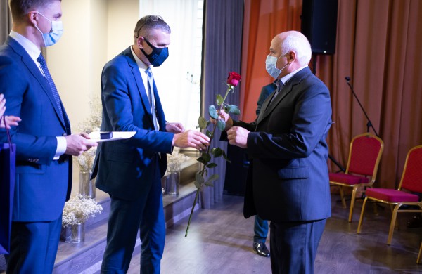 Profesinės dienos išvakarėse pagerbti ilgamečiai savivaldos darbuotojai