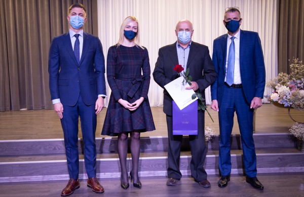 Profesinės dienos išvakarėse pagerbti ilgamečiai savivaldos darbuotojai