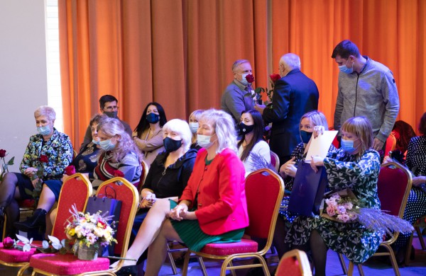 Profesinės dienos išvakarėse pagerbti ilgamečiai savivaldos darbuotojai