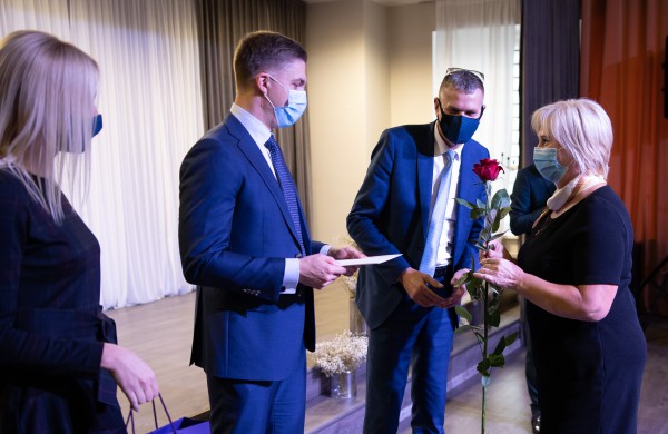 Profesinės dienos išvakarėse pagerbti ilgamečiai savivaldos darbuotojai