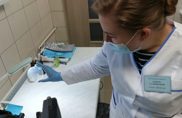 „Jonavos vandenys“ užtikrina vandens kokybę, atsiprašo dėl komunikacijos