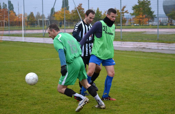 Futbolo aikštelėje varžosi Lietuvos kariuomenės sportininkai