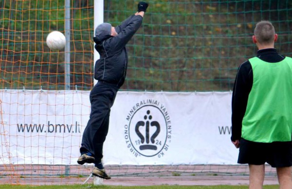 Futbolo aikštelėje varžosi Lietuvos kariuomenės sportininkai