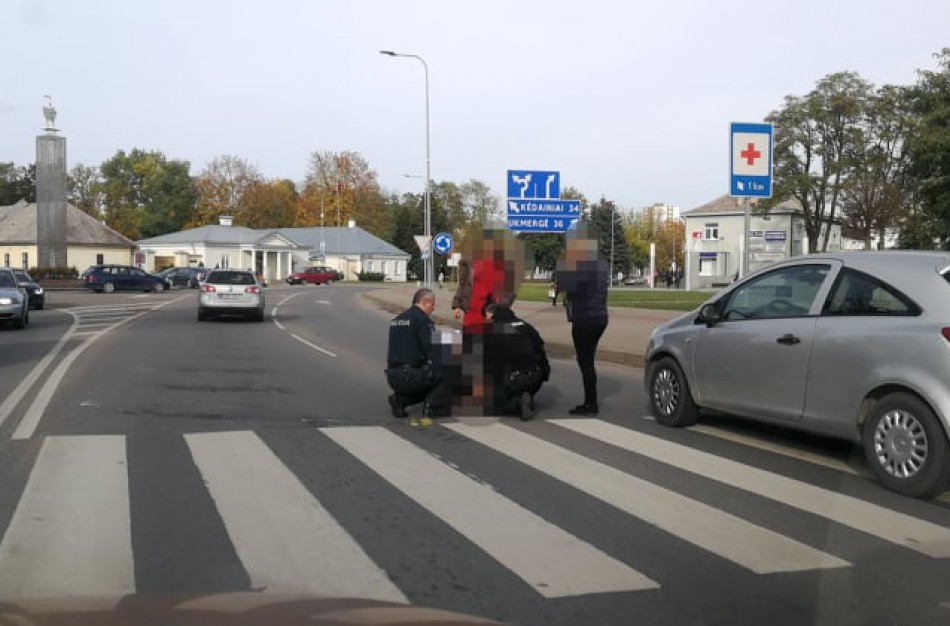 Pėsčiųjų perėjoje automobilis parbloškė moterį