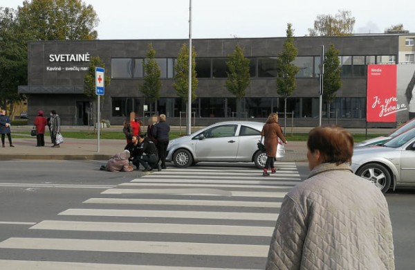 Pėsčiųjų perėjoje automobilis parbloškė moterį
