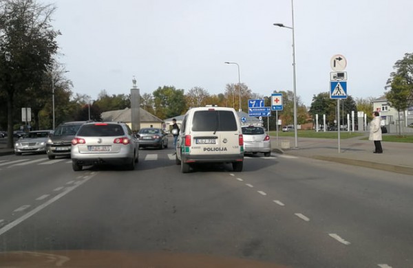 Pėsčiųjų perėjoje automobilis parbloškė moterį