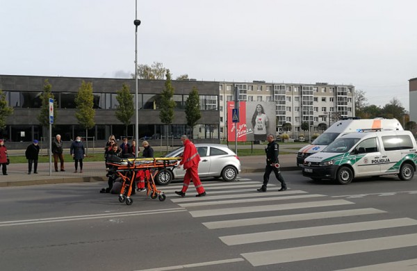 Pėsčiųjų perėjoje automobilis parbloškė moterį