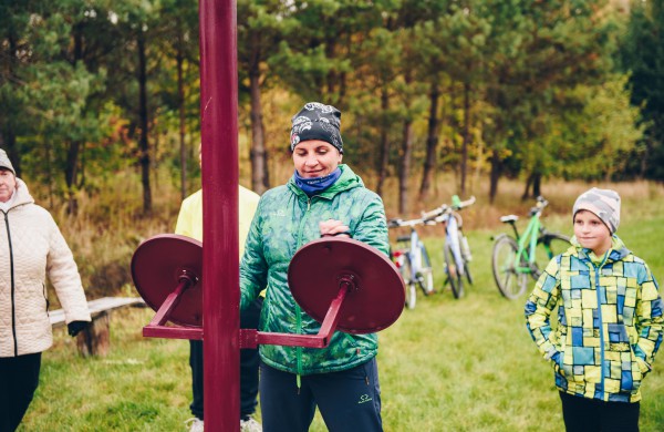 Išoruose įrengta lauko treniruoklių aikštelė