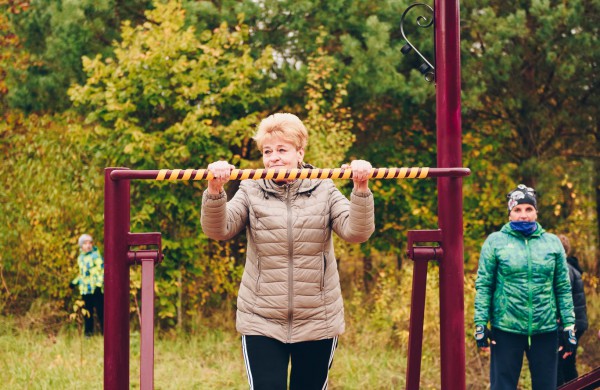 Išoruose įrengta lauko treniruoklių aikštelė