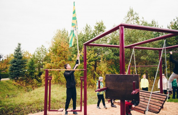 Išoruose įrengta lauko treniruoklių aikštelė