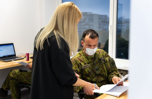 Lietuvos kariuomenė grįžta prie pasiteisinusių koronoviruso plitimo prevencijos priemonių