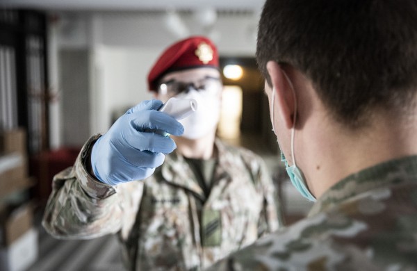 Lietuvos kariuomenė grįžta prie pasiteisinusių koronoviruso plitimo prevencijos priemonių