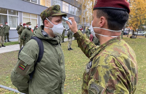 Nacionaliniam visuomenės sveikatos centrui Lietuvos kariuomenės parama padidėjo iki 50 karių