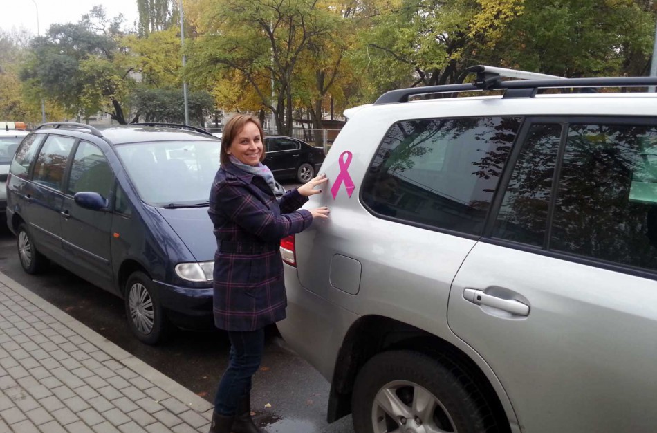 Jonavietės savo automobilius paženklinio rožiniais kaspinais