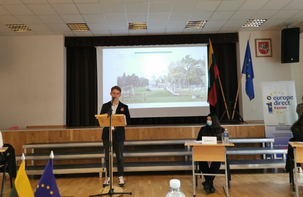 Senamiesčio gimnazijos mokinių debatai  ,,Į ką Europos Sąjunga investuoja Jonavoje? Aš žinau, o ar žinai Tu?”