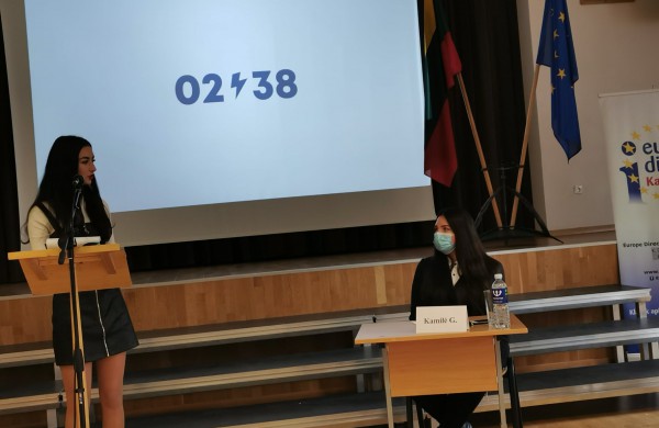 Senamiesčio gimnazijos mokinių debatai  ,,Į ką Europos Sąjunga investuoja Jonavoje? Aš žinau, o ar žinai Tu?”