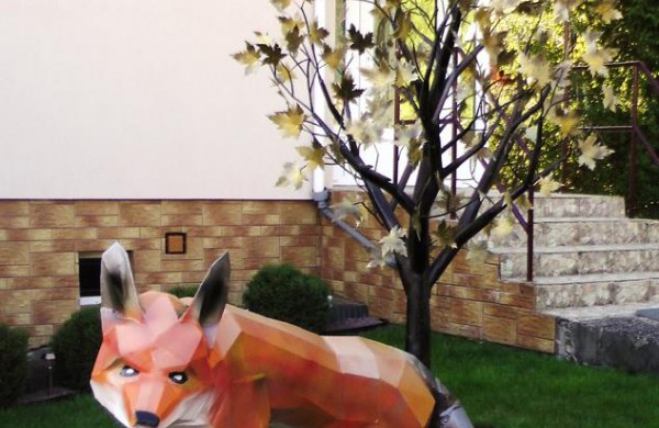 Jonaviečiai savo kiemą pavertė geležiniu rojaus kampeliu: jame pastatytos skulptūros sužavėjo ir japonus