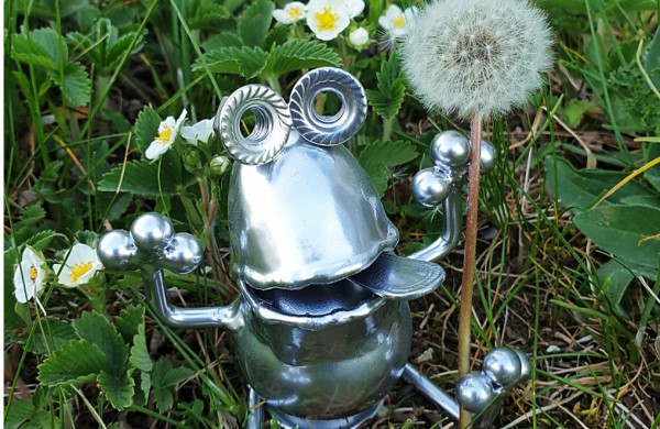 Jonaviečiai savo kiemą pavertė geležiniu rojaus kampeliu: jame pastatytos skulptūros sužavėjo ir japonus