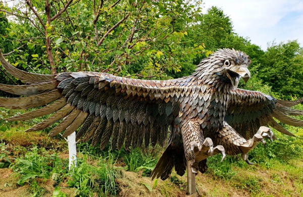 Jonaviečiai savo kiemą pavertė geležiniu rojaus kampeliu: jame pastatytos skulptūros sužavėjo ir japonus