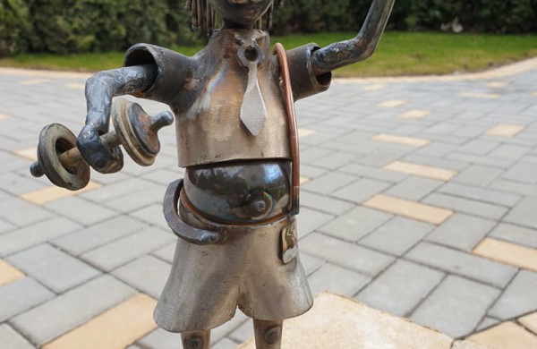 Jonaviečiai savo kiemą pavertė geležiniu rojaus kampeliu: jame pastatytos skulptūros sužavėjo ir japonus