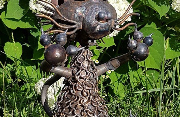 Jonaviečiai savo kiemą pavertė geležiniu rojaus kampeliu: jame pastatytos skulptūros sužavėjo ir japonus