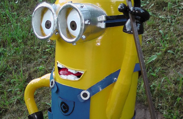 Jonaviečiai savo kiemą pavertė geležiniu rojaus kampeliu: jame pastatytos skulptūros sužavėjo ir japonus