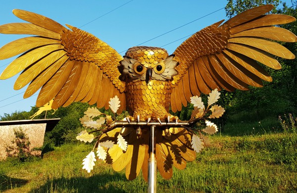 Jonaviečiai savo kiemą pavertė geležiniu rojaus kampeliu: jame pastatytos skulptūros sužavėjo ir japonus