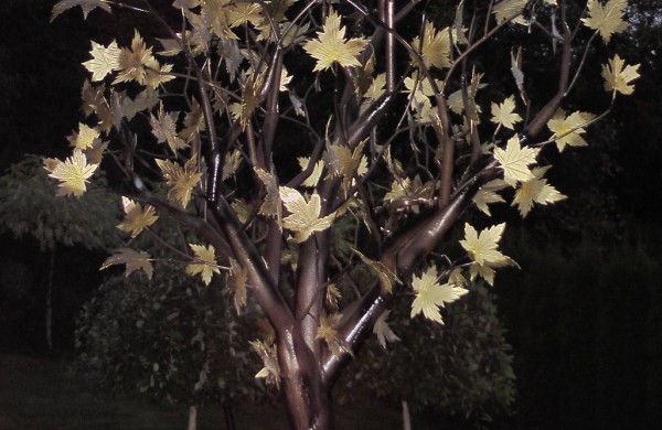 Jonaviečiai savo kiemą pavertė geležiniu rojaus kampeliu: jame pastatytos skulptūros sužavėjo ir japonus