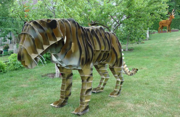 Jonaviečiai savo kiemą pavertė geležiniu rojaus kampeliu: jame pastatytos skulptūros sužavėjo ir japonus