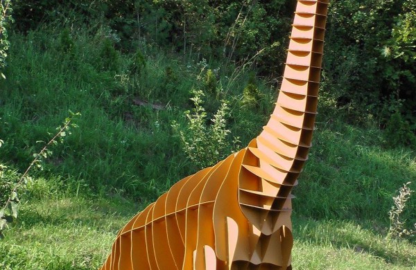 Jonaviečiai savo kiemą pavertė geležiniu rojaus kampeliu: jame pastatytos skulptūros sužavėjo ir japonus