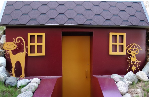 Jonaviečiai savo kiemą pavertė geležiniu rojaus kampeliu: jame pastatytos skulptūros sužavėjo ir japonus