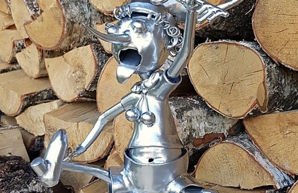 Jonaviečiai savo kiemą pavertė geležiniu rojaus kampeliu: jame pastatytos skulptūros sužavėjo ir japonus