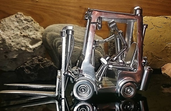 Jonaviečiai savo kiemą pavertė geležiniu rojaus kampeliu: jame pastatytos skulptūros sužavėjo ir japonus