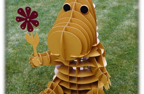 Jonaviečiai savo kiemą pavertė geležiniu rojaus kampeliu: jame pastatytos skulptūros sužavėjo ir japonus