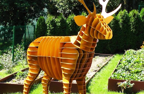 Jonaviečiai savo kiemą pavertė geležiniu rojaus kampeliu: jame pastatytos skulptūros sužavėjo ir japonus