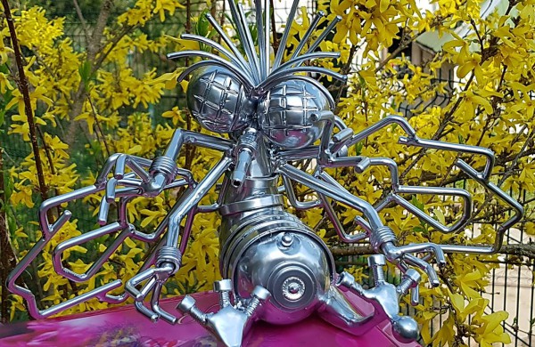 Jonaviečiai savo kiemą pavertė geležiniu rojaus kampeliu: jame pastatytos skulptūros sužavėjo ir japonus