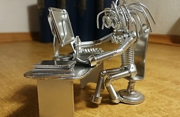 Jonaviečiai savo kiemą pavertė geležiniu rojaus kampeliu: jame pastatytos skulptūros sužavėjo ir japonus