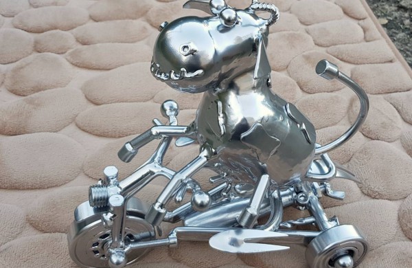 Jonaviečiai savo kiemą pavertė geležiniu rojaus kampeliu: jame pastatytos skulptūros sužavėjo ir japonus