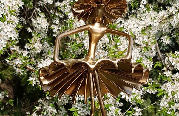 Jonaviečiai savo kiemą pavertė geležiniu rojaus kampeliu: jame pastatytos skulptūros sužavėjo ir japonus