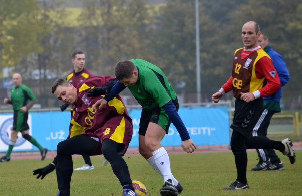 Pirmieji į finalą žengė „Sausumos pajėgų“ pirmoji komanda