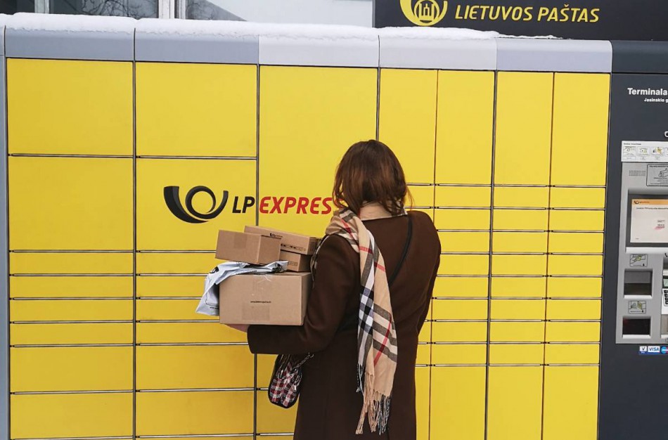 Keičiasi LP EXPRESS kurjerių siuntos įteikimas 