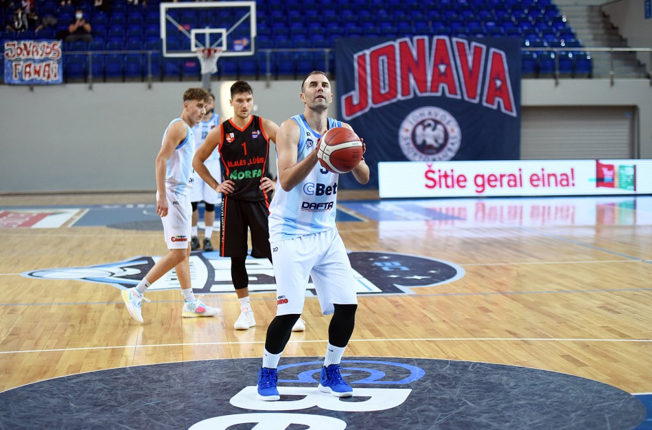 Svečiuose dominavusi Jonavos „CBet“ (5-1) komanda pratęsė pergalingą žygį NKL čempionate.